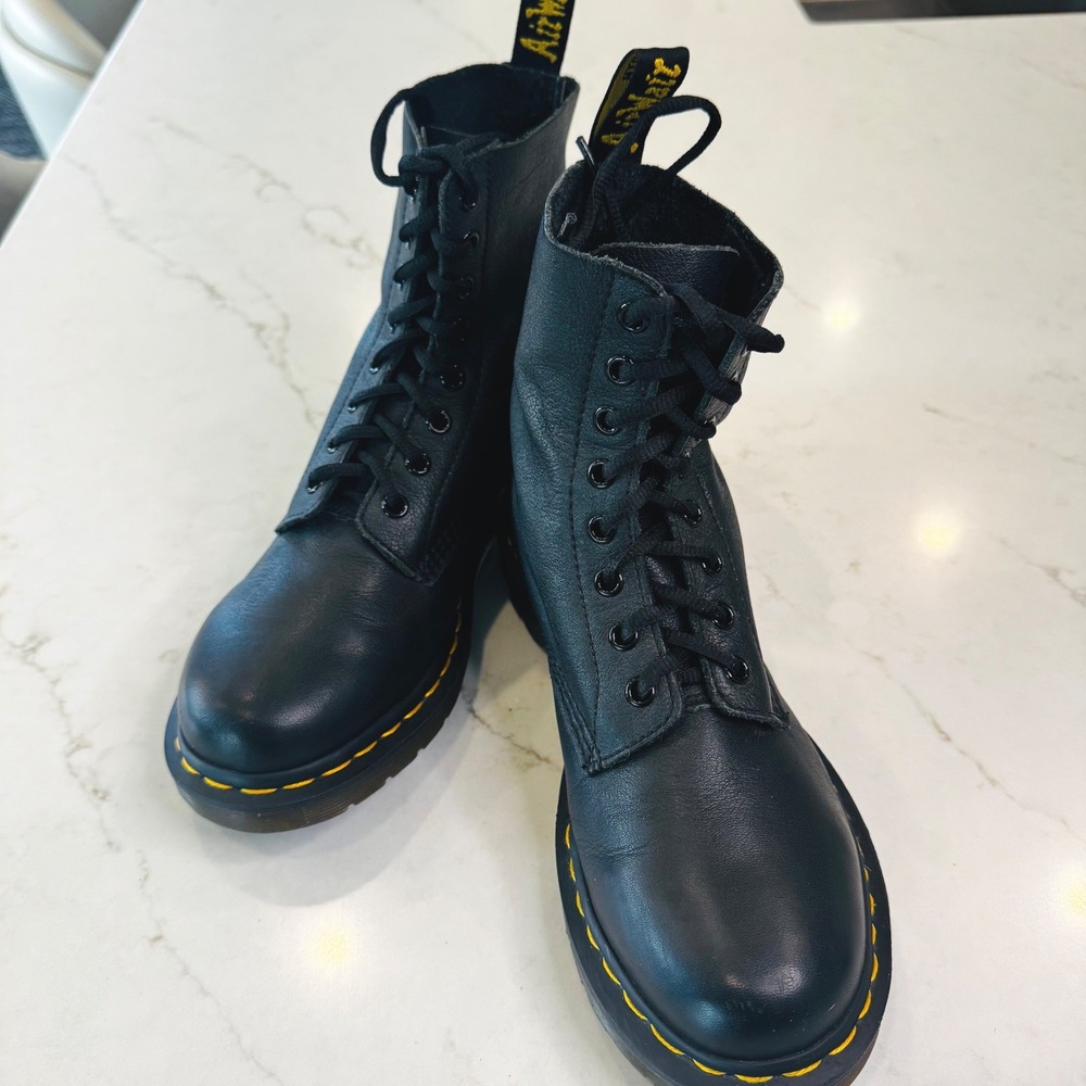 Dr. Martens Pascal Virginia Women 8 Black Leather 8 Eye Combat Boots Goth Grunge